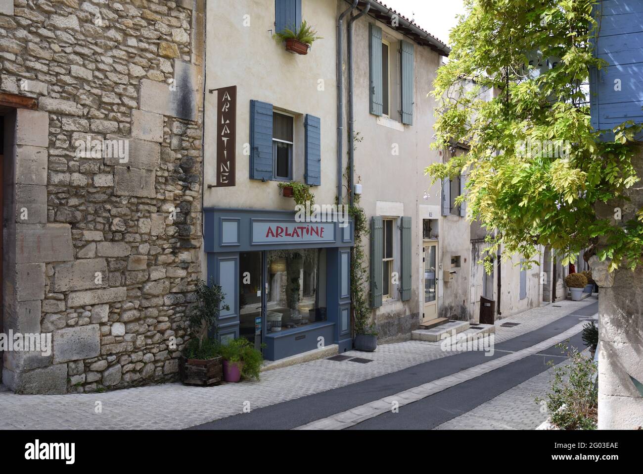 Altstadt & Strret mit kleinen Geschäften, Boutiquen & Souvenirläden Saint-Remy-de-Provence Frankreich Stockfoto