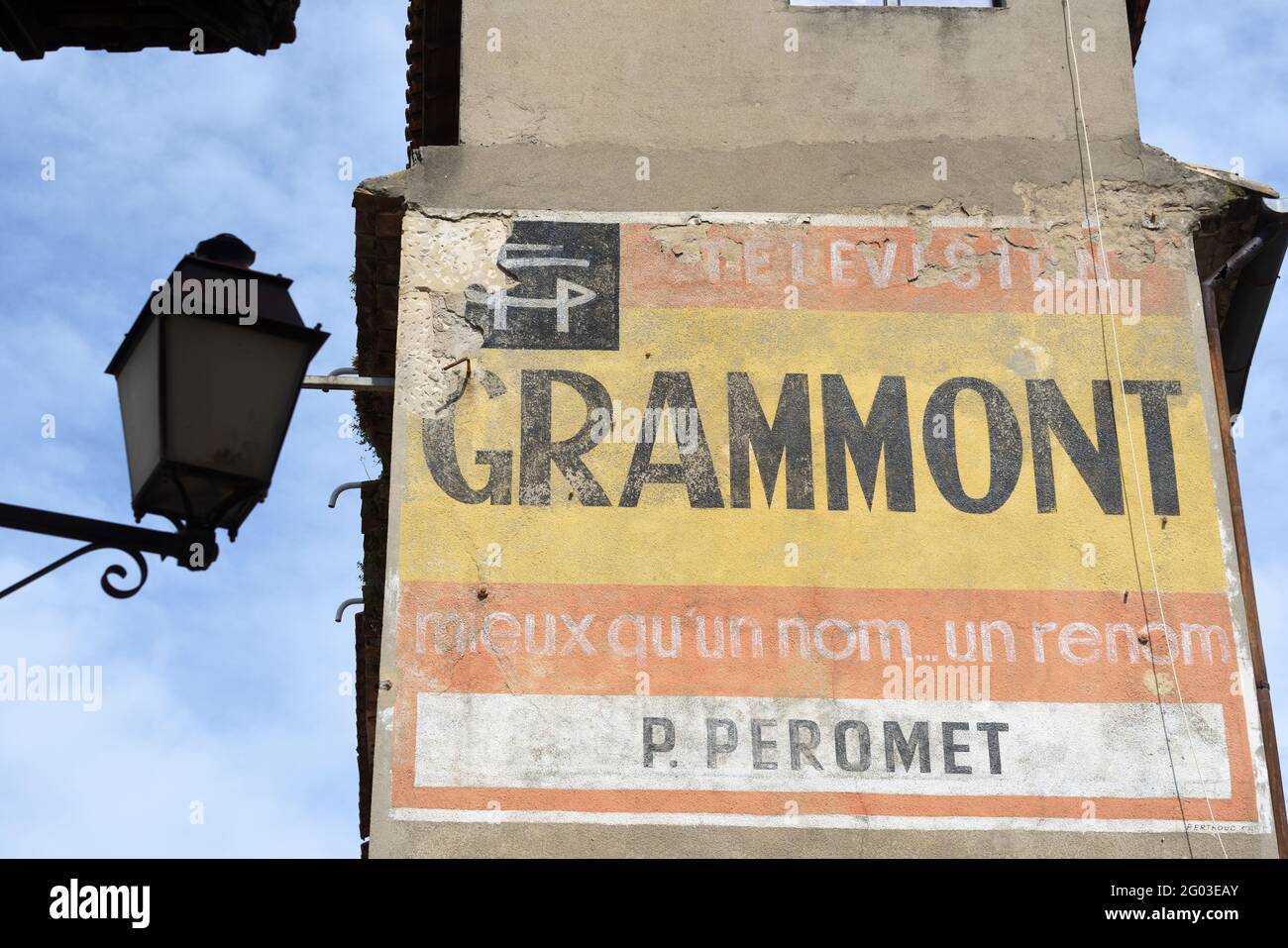 Vintage Wandgemälde-Werbung für Grammont Television im Eckblock in der Altstadt oder im historischen Viertel Saint-Rémy-de-Provence, Provence frankreich Stockfoto
