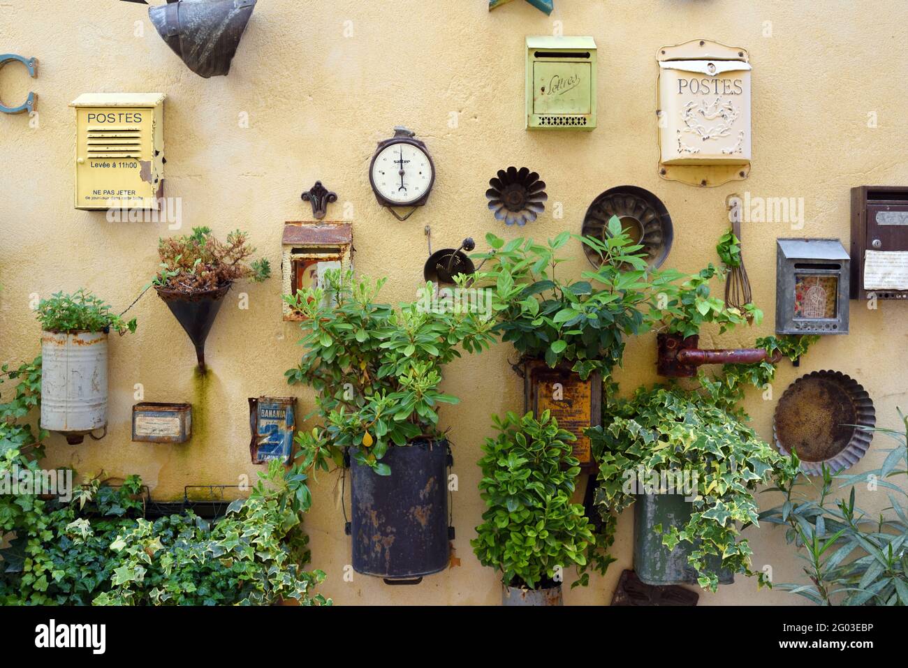 Sortiment oder Ausstellung von Vintage- oder recycelten Wandbechern, Briefkästen und wiederverwendeten Blumentopfbehältern Saint Remy de Provence Frankreich Stockfoto