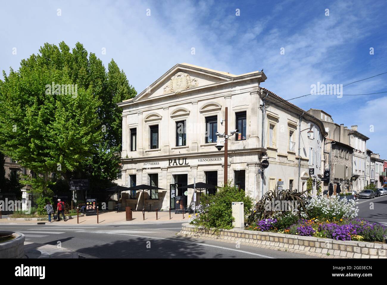 Historisches Gebäude mit Paul Boulangerie in der Altstadt oder im historischen Viertel von Saint Remy de Provence, Frankreich Stockfoto