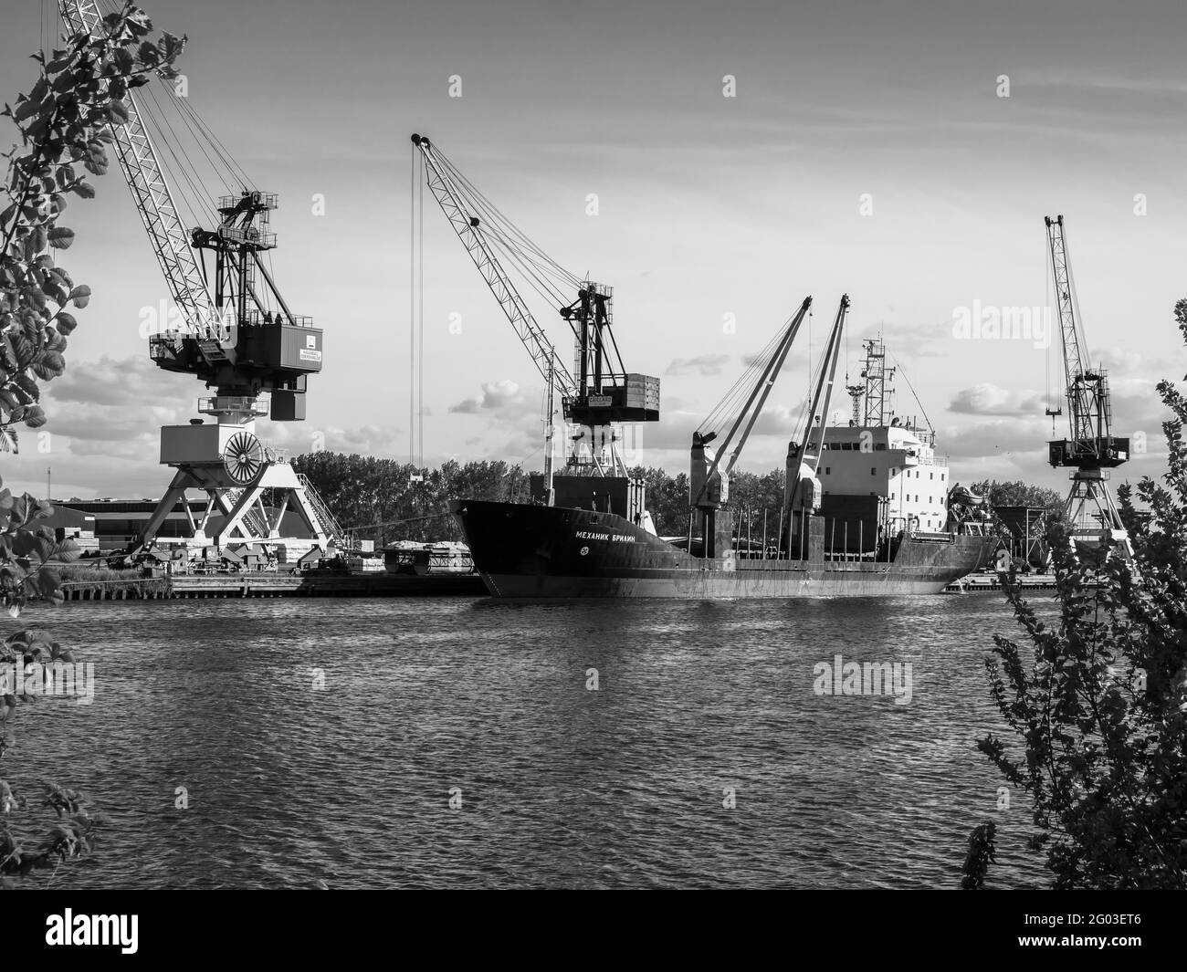 Caen, Frankreich Mai 2021. Entladung eines Schiffes unter der russischen Flagge Mekhanik Brilin, französischer Hafen zum Entladen auf dem Canal de Caen. 4k High Definition m Stockfoto
