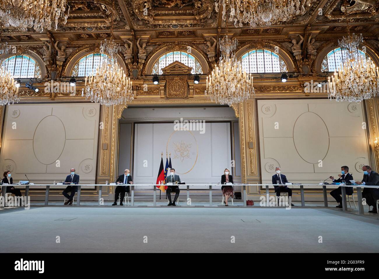 Florence Parly, ministere des Armees, Jean-Michel Blanquer, Ministre de l'Education nationale et de la jeunesse et des Sports, Jean-Yves Le Drian, Ministre de l'Europe et des Affaires Etrangeres, le President de la Republique française, Emmanuel Macron, Barbara Pompili, Ministre de la transition ecologique, Bruno Le Maire, Ministre de l'Economie, Gerald Darmanin, Ministre de l'Interieur et Eric Dupond-Moretti, Ministre de la Justice, Garde des Sceaux lors du conseil des Ministers franco-Allemands en visioconference au palais de l'Elysee à Paris, France, le 31 Mai 2021. Französischer Präsident und MEM Stockfoto