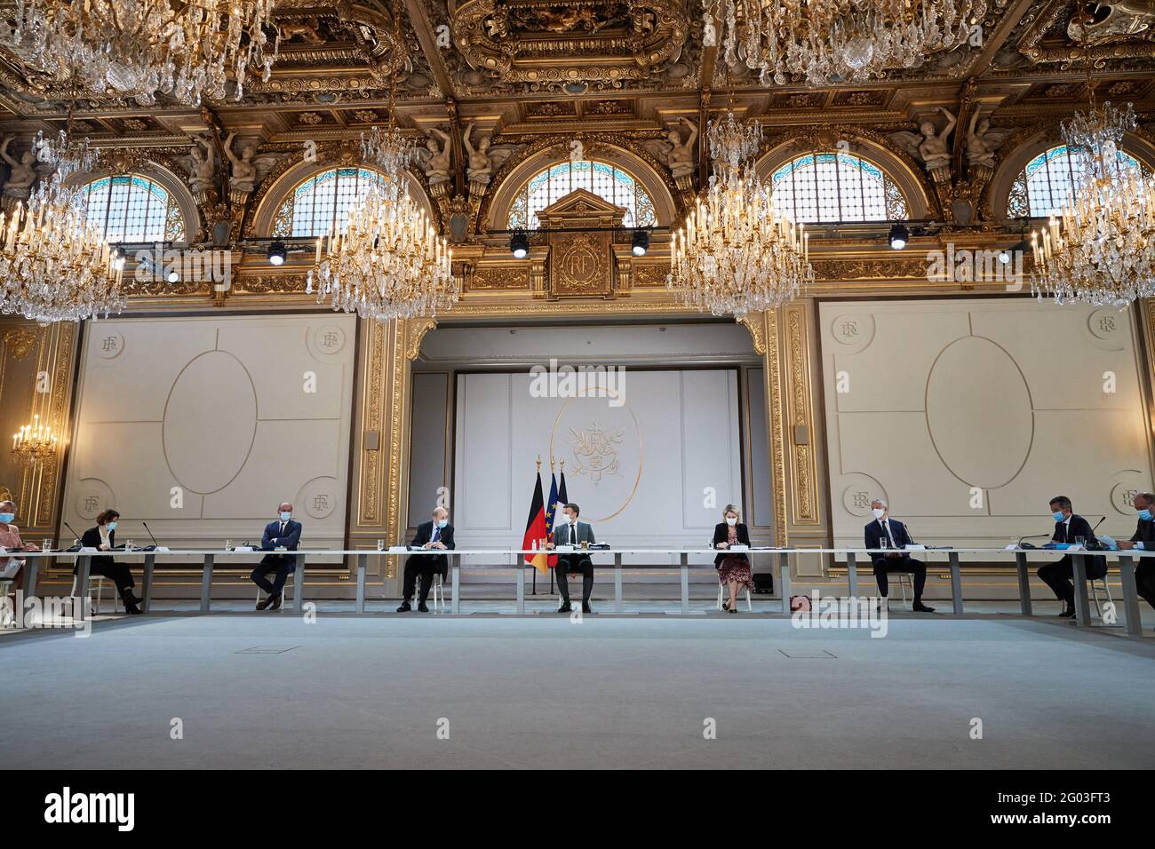 Florence Parly, ministere des Armees, Jean-Michel Blanquer, Ministre de l'Education nationale et de la jeunesse et des Sports, Jean-Yves Le Drian, Ministre de l'Europe et des Affaires Etrangeres, le President de la Republique française, Emmanuel Macron, Barbara Pompili, Ministre de la transition ecologique, Bruno Le Maire, Ministre de l'Economie, Gerald Darmanin, Ministre de l'Interieur et Eric Dupond-Moretti, Ministre de la Justice, Garde des Sceaux lors du conseil des Ministers franco-Allemands en visioconference au palais de l'Elysee à Paris, France, le 31 Mai 2021. Französischer Präsident und MEM Stockfoto