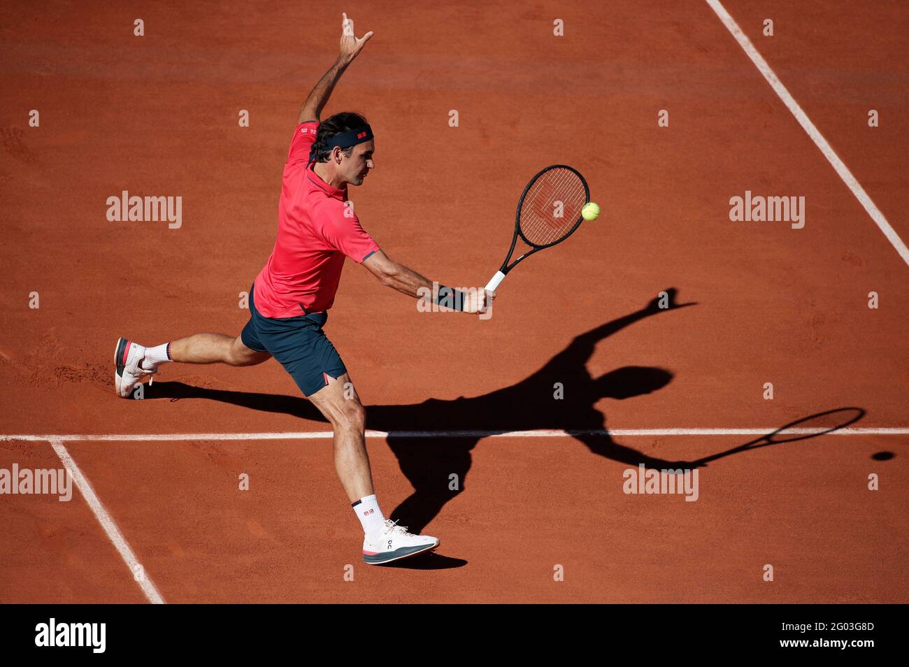Tennis - French Open - Roland Garros, Paris, Frankreich - 31. Mai 2021 der Schweizer Roger Federer in Aktion während seines ersten Spiels gegen den usbekischen Denis Istomin REUTERS/Benoit Tessier Stockfoto