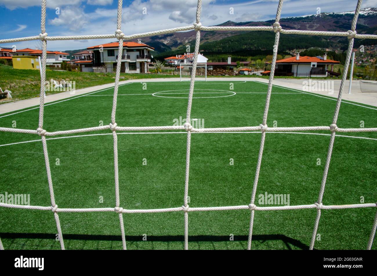 Blick auf ein Fußballfeld durch ein Tornetz. Stockfoto