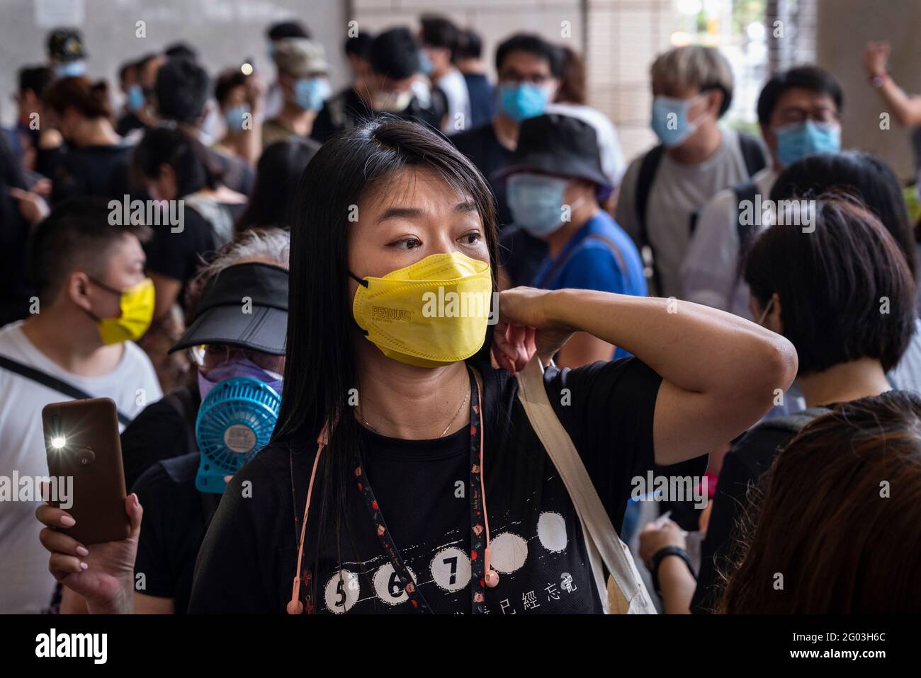 Hongkong, China. Mai 2021. Unterstützer stehen am West Kowloon Law Courts Building in Hongkong Schlange.47 pro-demokratische Aktivisten wurden nach dem nationalen Sicherheitsgesetz angeklagt, weil sie 2020 an einem inoffiziellen Primary teilgenommen hatten, um pro-demokratische Kandidaten für die seitdem verschobenen Parlamentswahlen zu wählen. (Foto von Miguel Candela/SOPA Images/Sipa USA) Quelle: SIPA USA/Alamy Live News Stockfoto