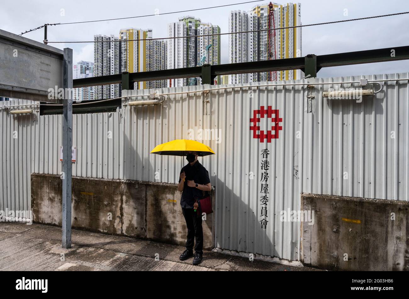 Hongkong, China. Mai 2021. Ein Unterstützer hält einen gelben Regenschirm zur Unterstützung der Demokratiebewegung in der Nähe des West Kowloon Law Courts Building in Hongkong.47 Demokratieaktivisten wurden nach dem nationalen Sicherheitsgesetz angeklagt, weil sie die Staatsmacht wegen ihrer Teilnahme an einer inoffiziellen Primary im Jahr 2020, die sich für die Demokratie entschieden hatte, subvertiert haben Kandidaten für die seit dem Aufschub der Parlamentswahlen. (Foto von Miguel Candela/SOPA Images/Sipa USA) Quelle: SIPA USA/Alamy Live News Stockfoto