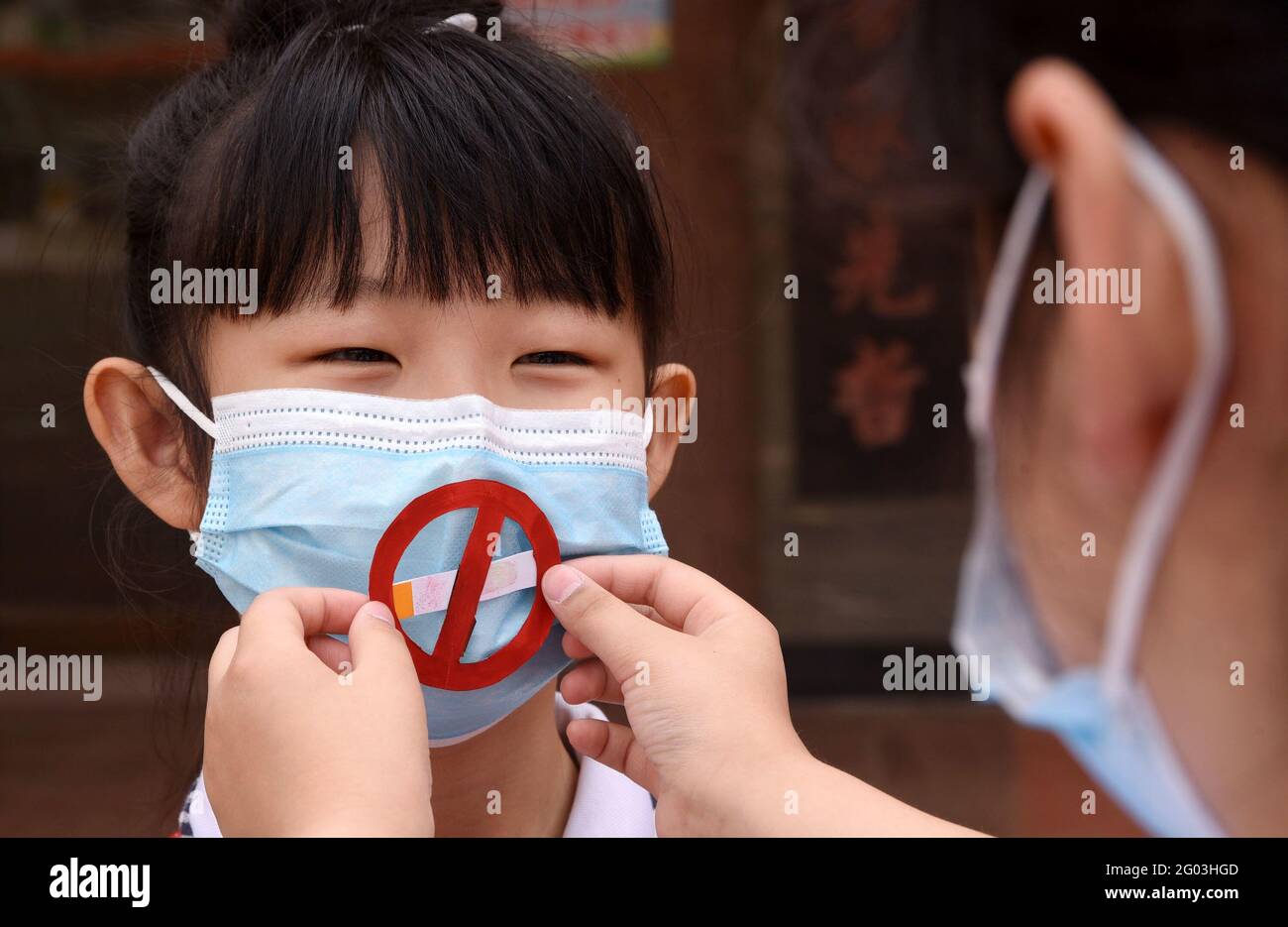 Handan, China. Mai 2021. Am 31. Mai startete die Grundschule Nr. 1 im Bergbaubezirk Fengfeng, Stadt Handan, Provinz Hebei, eine Werbekampagne zum Thema „Kinder schützen, dem Tabak fern bleiben und ein gesundes Leben führen“. Die Studenten verwendeten Farbbürsten und Abfallkartons, um ein „No Smoking“-Schild und eine „No Tobacco Day Clothing Show“ zu entwerfen, die die Menschen aufforderten, sich vom Tabak fernzuhalten, eine rauchfreie Umgebung für Kinder zu schaffen, die aufwachsen können, und den „No Smoking Day“ zu begrüßen. Quelle: SIPA Asia/ZUMA Wire/Alamy Live News Stockfoto