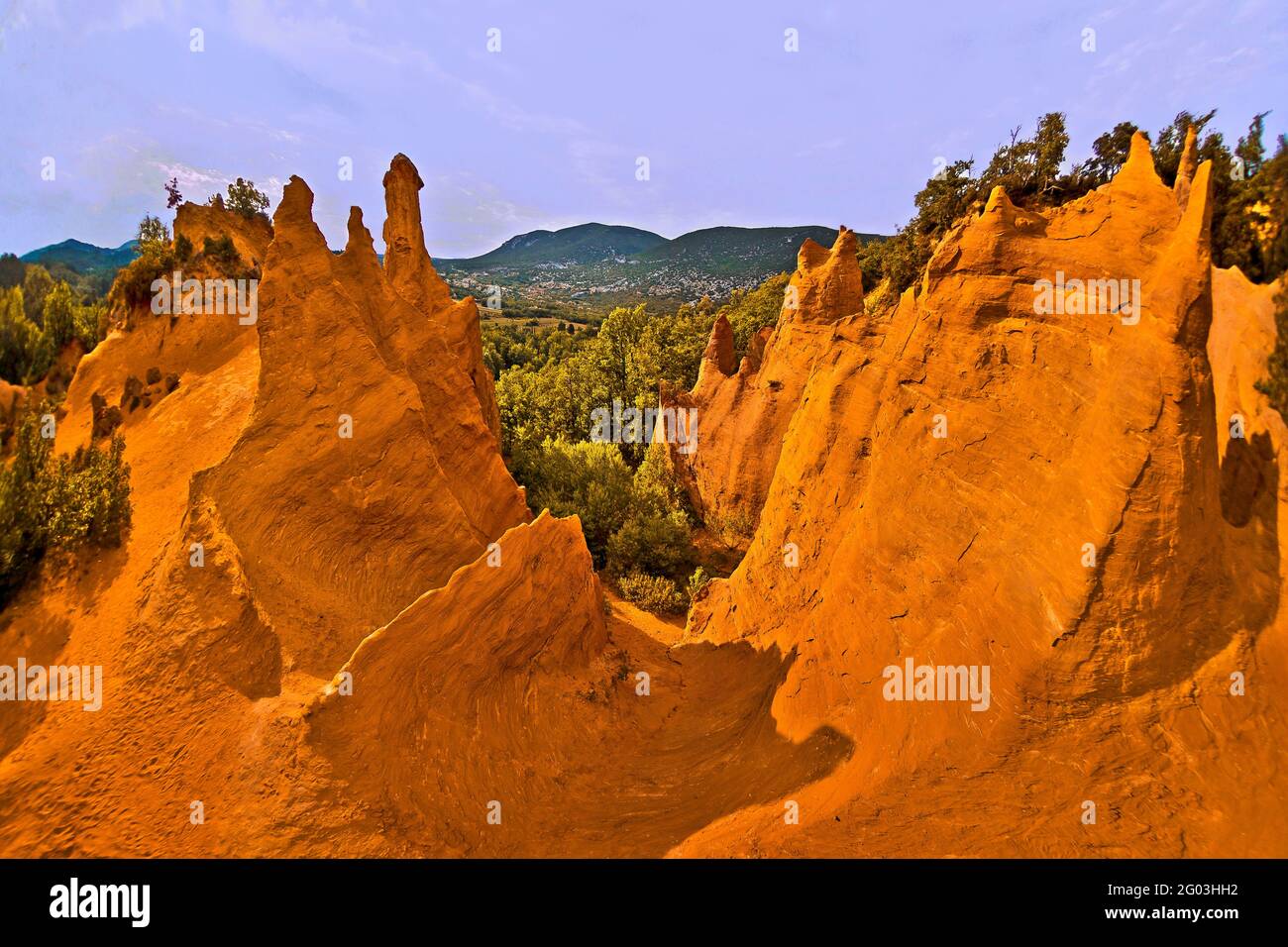 FRANKREICH, VAUCLUSE - 84 - PROVENZALES COLORADO IN DER NÄHE VON RUSTREL, IM LUBERON. DIESE LANDSCHAFTEN ERINNERN AN DIE BUNTEN LANDSCHAFTEN VON UTAH (USA) Stockfoto