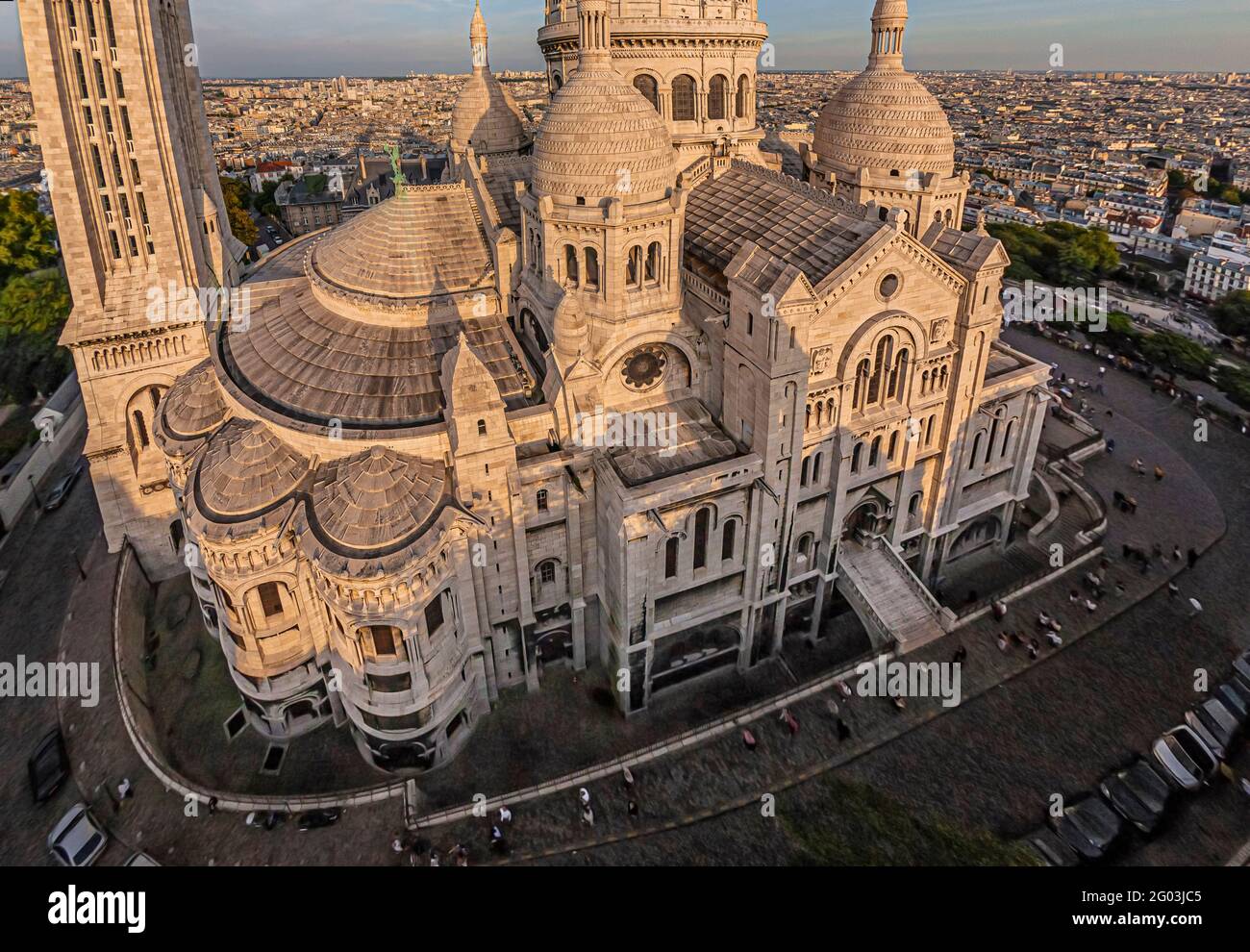 FRANKREICH - PARIS (75) - DIE BASILIKA SACRE COEUR VON SÜDWESTEN AUS GESEHEN. AUF DEM HÜGEL VON MONTMARTRE GELEGEN, IST DIE BASILIKA SACRE-COEUR EINE VON IHNEN Stockfoto