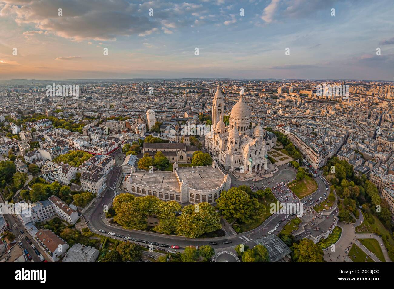 FRANKREICH - PARIS (75) - DER MONTMARTRE-HÜGEL UND DIE BASILIKA SACRE COEUR VON SÜDEN AUS GESEHEN. IM HINTERGRUND DIE NÖRDLICHEN VORORTE VON PARIS UND DIE P Stockfoto FRANKREICH - PARIS (75) - DER MONTMARTRE-HÜGEL UND DIE BASILIKA SACRE COEUR VON SÜDEN AUS GESEHEN. IM HINTERGRUND DIE NÖRDLICHEN VORORTE VON PARIS UND DIE P Stockfoto