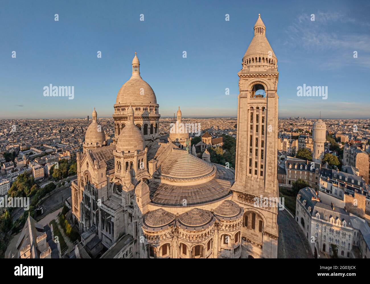 FRANKREICH - PARIS (75) - DIE BASILIKA SACRE COEUR VON NORDEN AUS GESEHEN. IM HINTERGRUND VON LINKS NACH RECHTS DER MONTPARNASSE-TURM UND DER EIFFELTURM. Stockfoto