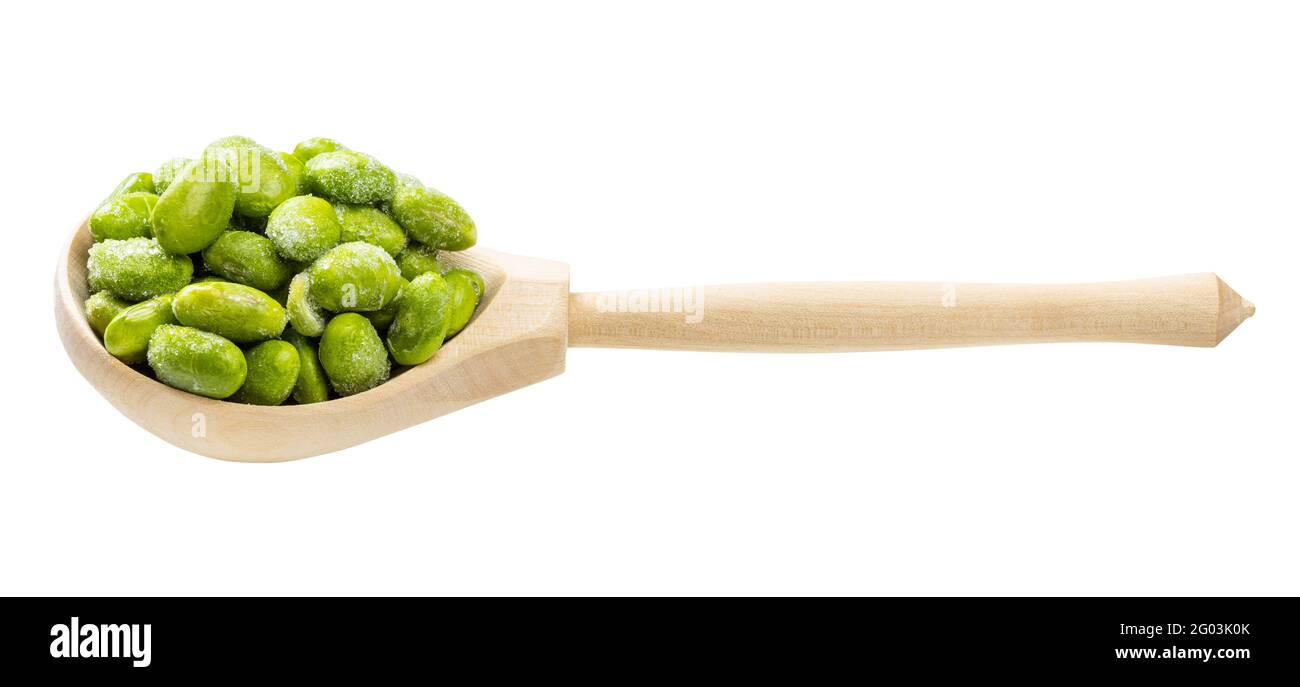 Gefrorener Edamame (unreife Sojabohnen) In Holzlöffel isoliert auf weißem Hintergrund Stockfoto