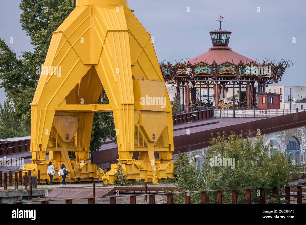 FRANKREICH - LOIRE ATLANTIQUE (44) - NANTES - ILE DE NANTES, KRAN DER TERRASSE DES VENTS. IM HINTERGRUND DAS KARUSSELL DER MEERESWELTEN. Stockfoto
