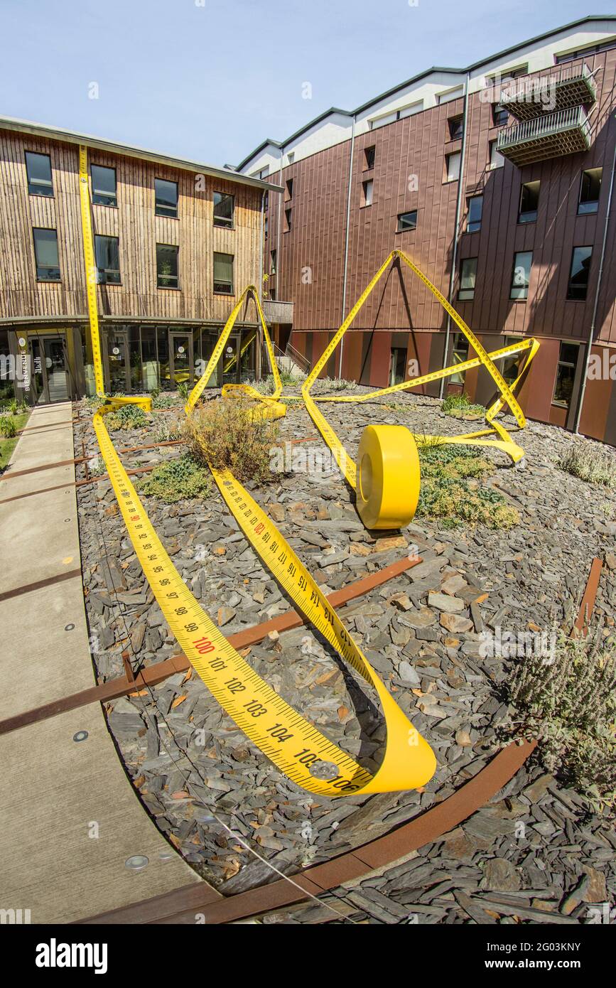FRANKREICH - LOIRE ATLANTIQUE (44) - NANTES - ILE DE NANTES, NEUER BEZIRK: DAS METERBAND, KÜNSTLERISCHE ARBEIT, DIE VON DER REISE A NANTES INSTALLIERT WURDE. Stockfoto
