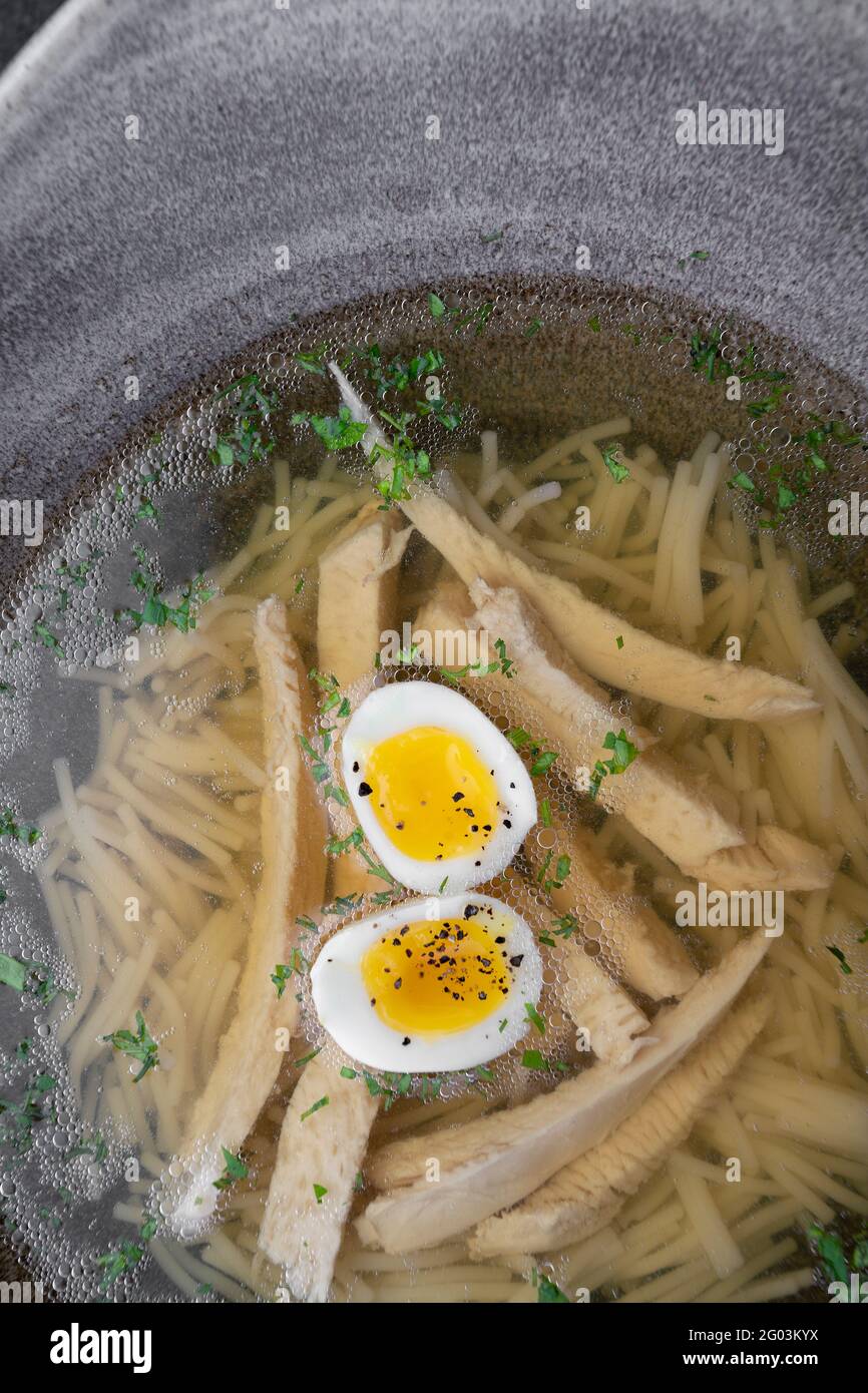 Kinderbrühe mit Hühnchen, Eiern und Nudeln Stockfoto
