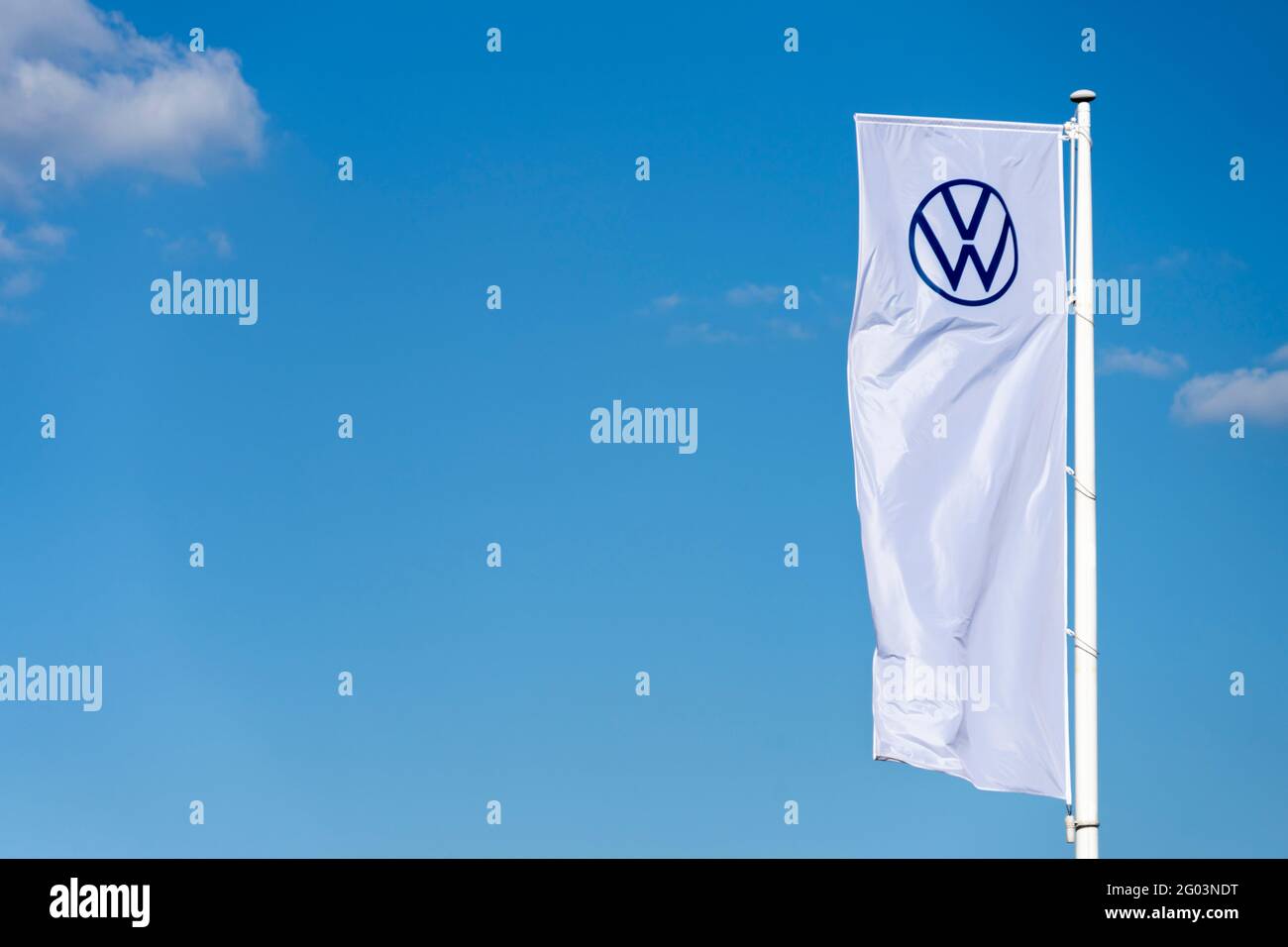Vilnius, Litauen - 16. Mai 2021: Die Flagge von Volkswagen über dem blauen Himmel. Volkswagen ist der größte deutsche Automobilhersteller Stockfoto