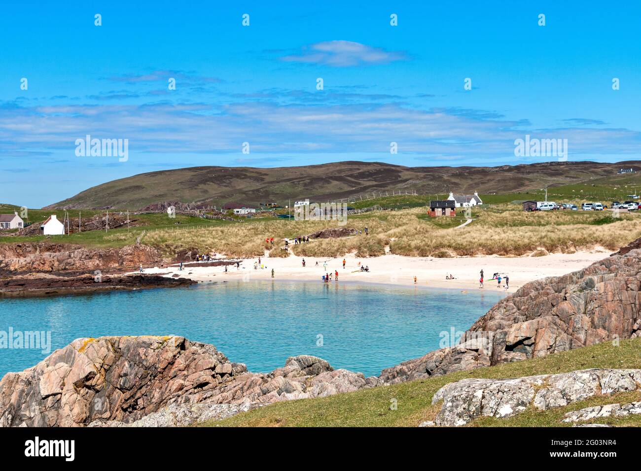 CLACHTOLL BEACH LOCHINVER SUTHERLAND SCHOTTLAND MENSCHEN AM SANDSTRAND DER PARKPLATZ OBEN Stockfoto