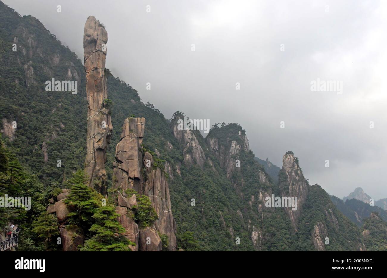 Der Berg Sanqingshan in der Provinz Jiangxi, China. Blick auf Snake Rock oder Python Rock, eine Felsenspitze auf dem Mount Sanqing. Stockfoto