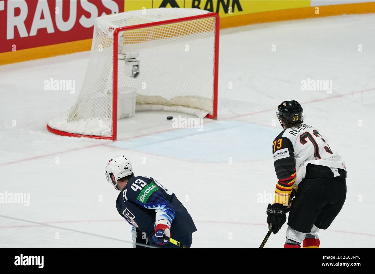 Riga, Lettland. Mai 2021. Eishockey: Weltmeisterschaft, Vorrunde, Gruppe B, USA - Deutschland: Colin Blackwell (l) aus den USA schießt den Puck ins Tor, Lukas Reichel kann nur zusehen. Quelle: Roman Koksarov/dpa/Alamy Live News Stockfoto