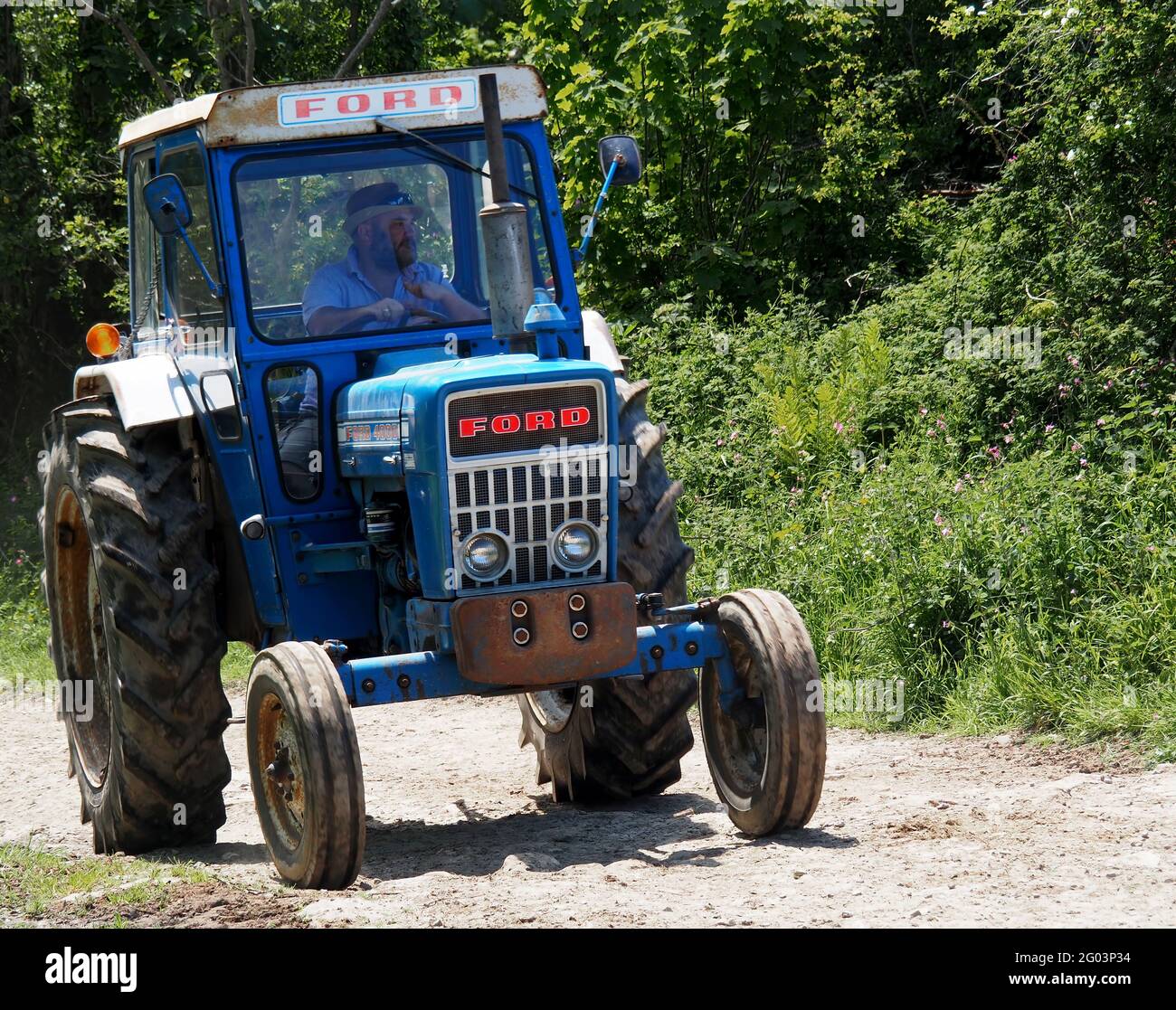 HOLSWORTHY, DEVON, ENGLAND - MAI 30 2021: Oldtimer-Traktor, landwirtschaftliches Fahrzeug bei Rallye. Ford 4000. Stockfoto