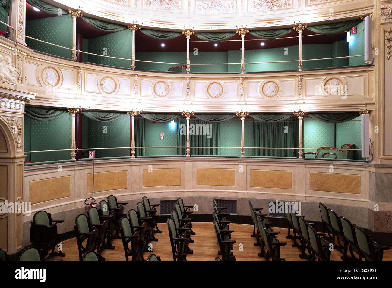Renovierte Innenräume des historischen Theaters Gerolamo, das 1868 in Mailand gegründet wurde. Stockfoto