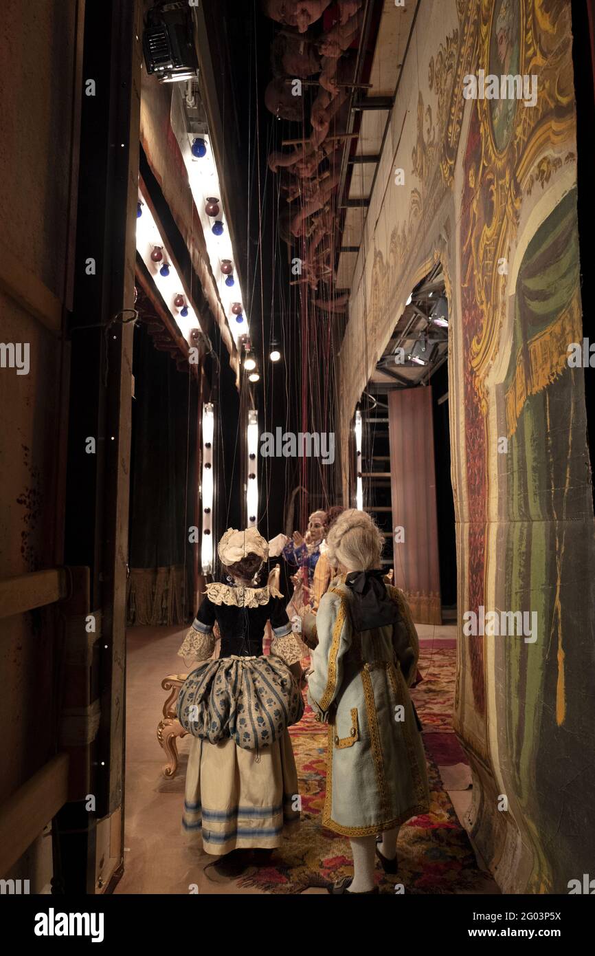 Puppen hinter den Kulissen während der historischen Show die geheime Hochzeit von Antonio Cimarosa im mailänder Girolamo-Theater, das 1868 in Mailand gegründet wurde. Stockfoto