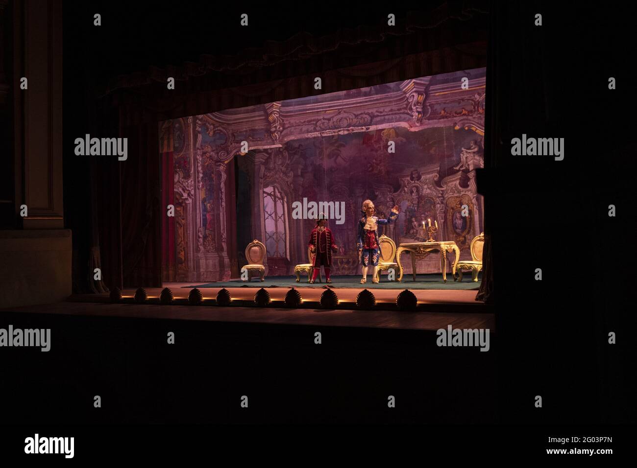 Marionetten der Carlo Colla Company, auf der Bühne des historischen Theaters Gerolamo, gegründet 1868, in Mailand. Stockfoto