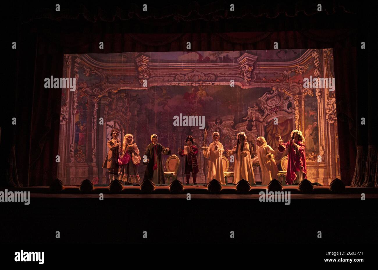 Marionetten der Carlo Colla Company, auf der Bühne des historischen Theaters Gerolamo, gegründet 1868, in Mailand. Stockfoto