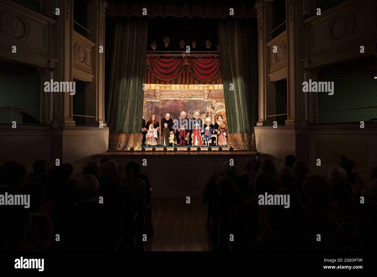 Puppenspieler und Schauspieler der Carlo Colla Company, hinter dem Vorhang am Ende der Show im historischen Theater Gerolamo in Mailand. Stockfoto