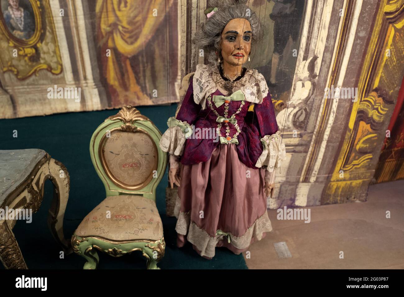 Historische Puppen zeigen die geheime Hochzeit von Antonio Cimarosa im mailänder Girolamo-Theater, das 1868 in Mailand gegründet wurde. Stockfoto