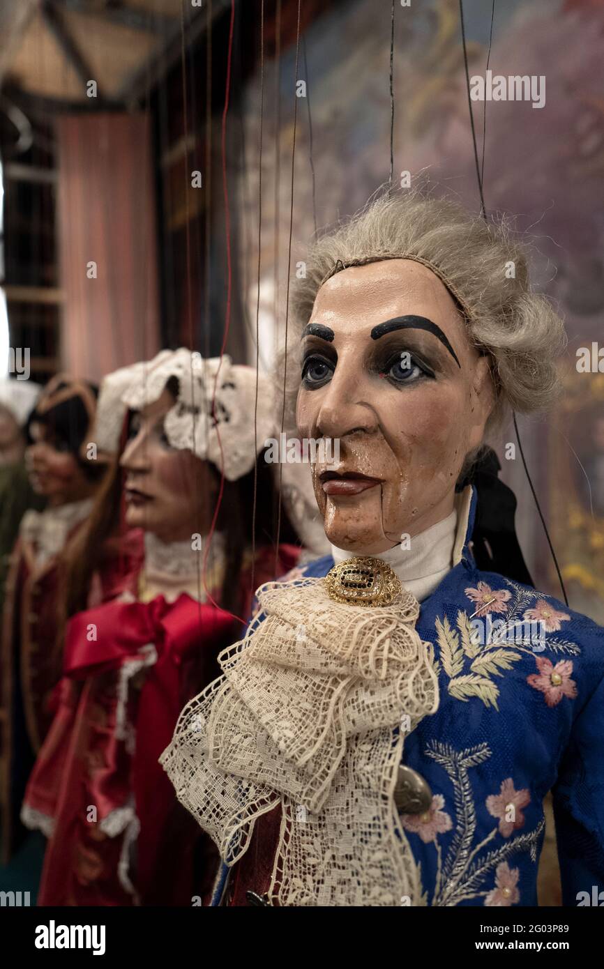 Historische Puppen zeigen die geheime Hochzeit von Antonio Cimarosa im mailänder Girolamo-Theater, das 1868 in Mailand gegründet wurde. Stockfoto