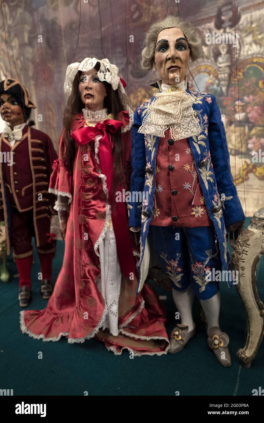 Historische Puppen zeigen die geheime Hochzeit von Antonio Cimarosa im mailänder Girolamo-Theater, das 1868 in Mailand gegründet wurde. Stockfoto
