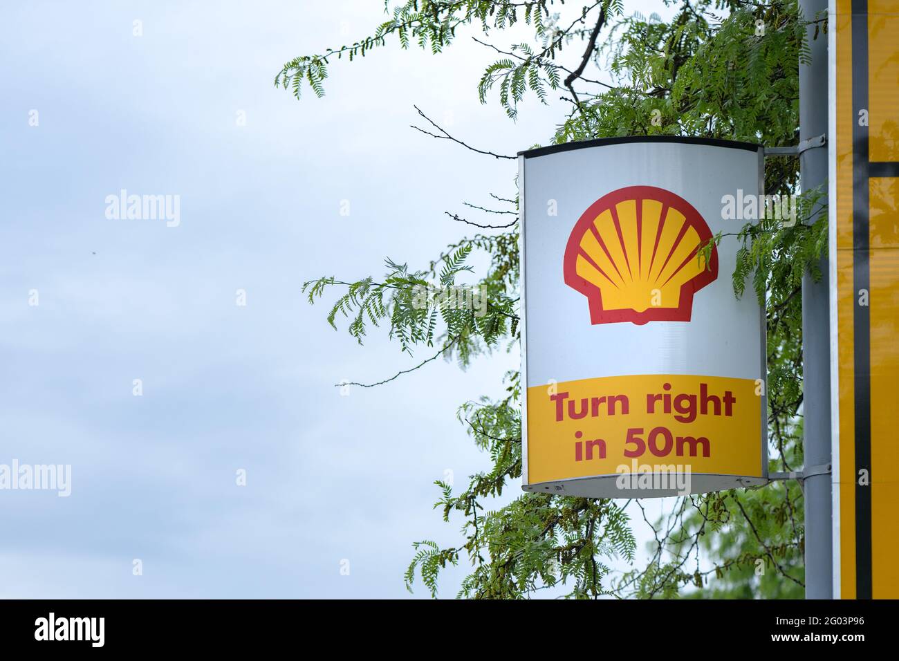 Novi Sad, Serbien, Mai 17. 2020: Schilder an der Shell-Tankstelle auf der Straßenpost, illustratives Editorial. Stockfoto