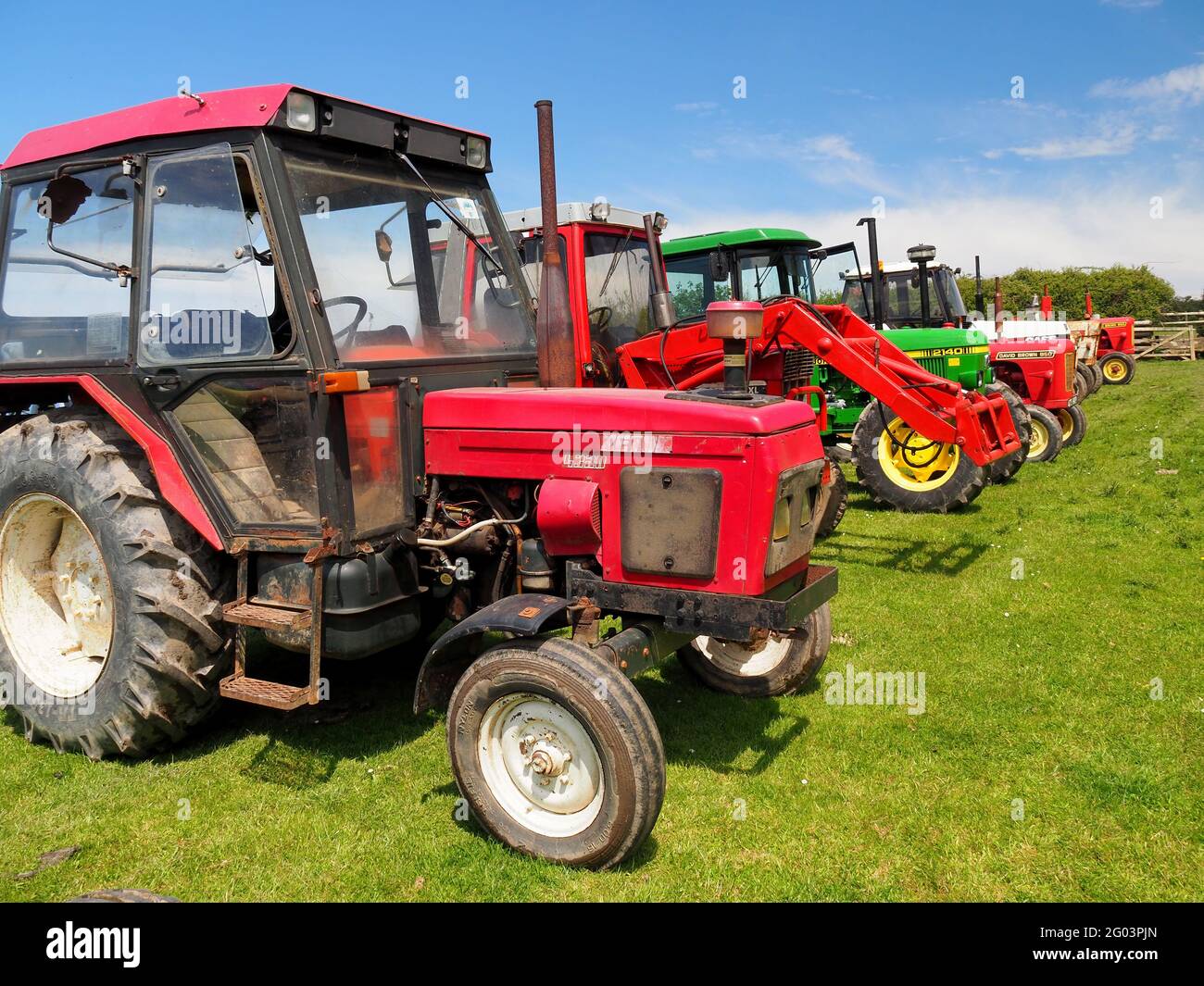 HOLSWORTHY, DEVON, ENGLAND - MAI 30 2021: Viele verschiedene Oldtimer-Traktoren, landwirtschaftliche Fahrzeuge bei der Rallye. Stockfoto