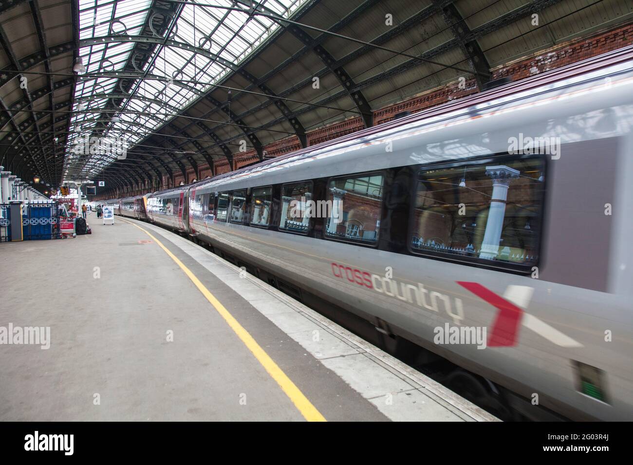 Blick auf den Bahnsteig am Bahnhof Darlington, England, Großbritannien, mit einem Cross Country Zug, der auf den Abflug wartet Stockfoto