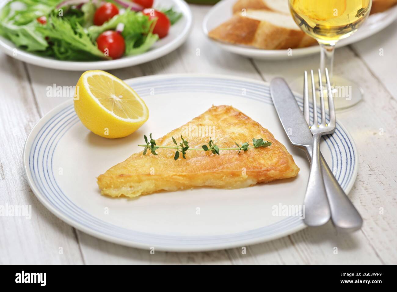 saganaki, griechischer gebratener Käse, ist eines der beliebtesten Mezzes in griechischen Tavernen Stockfoto