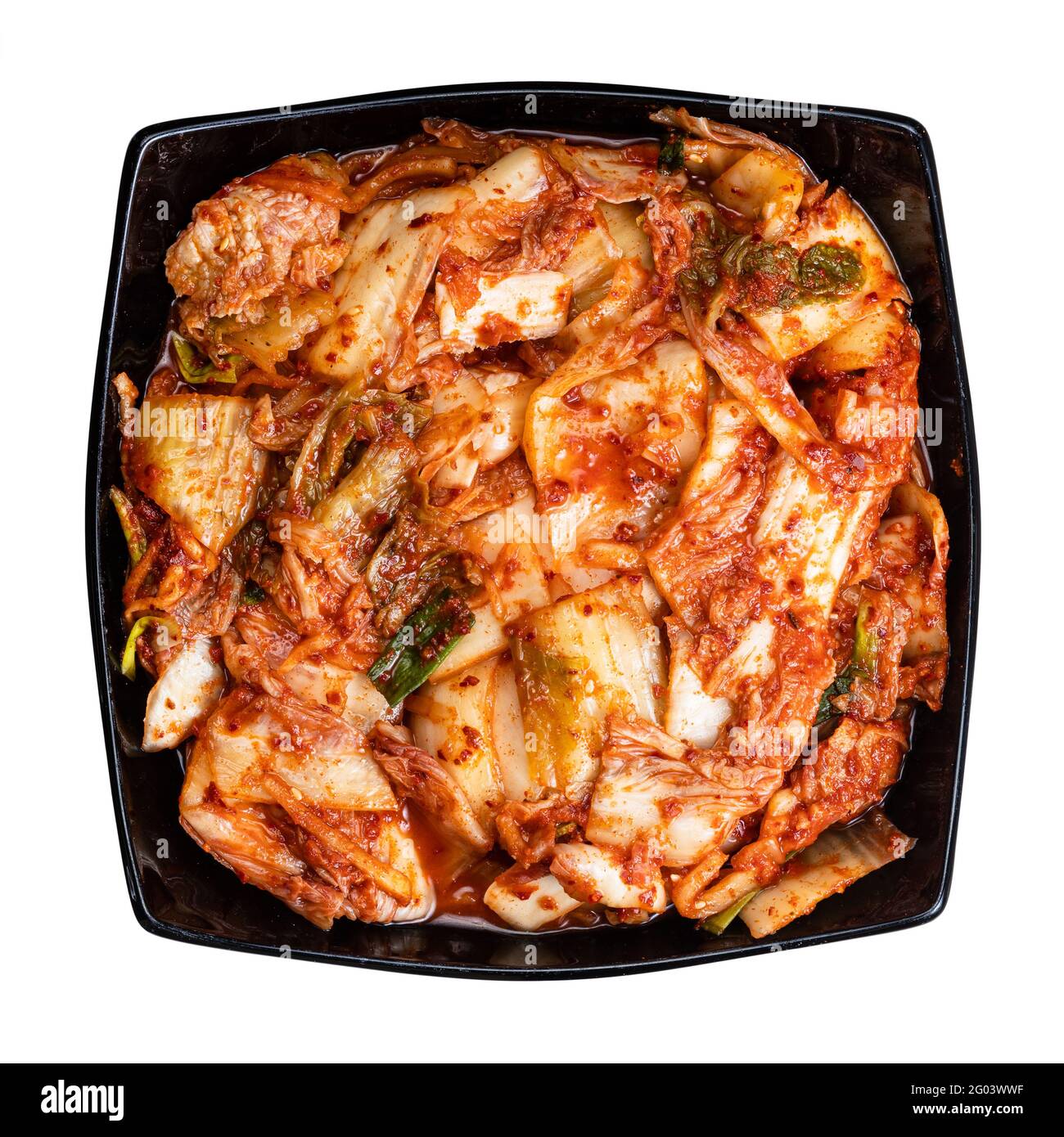 Blick von oben auf koreanische Vorspeise Kimchi aus napa-Kohl in Schwarze Schale isoliert auf weißem Hintergrund Stockfoto