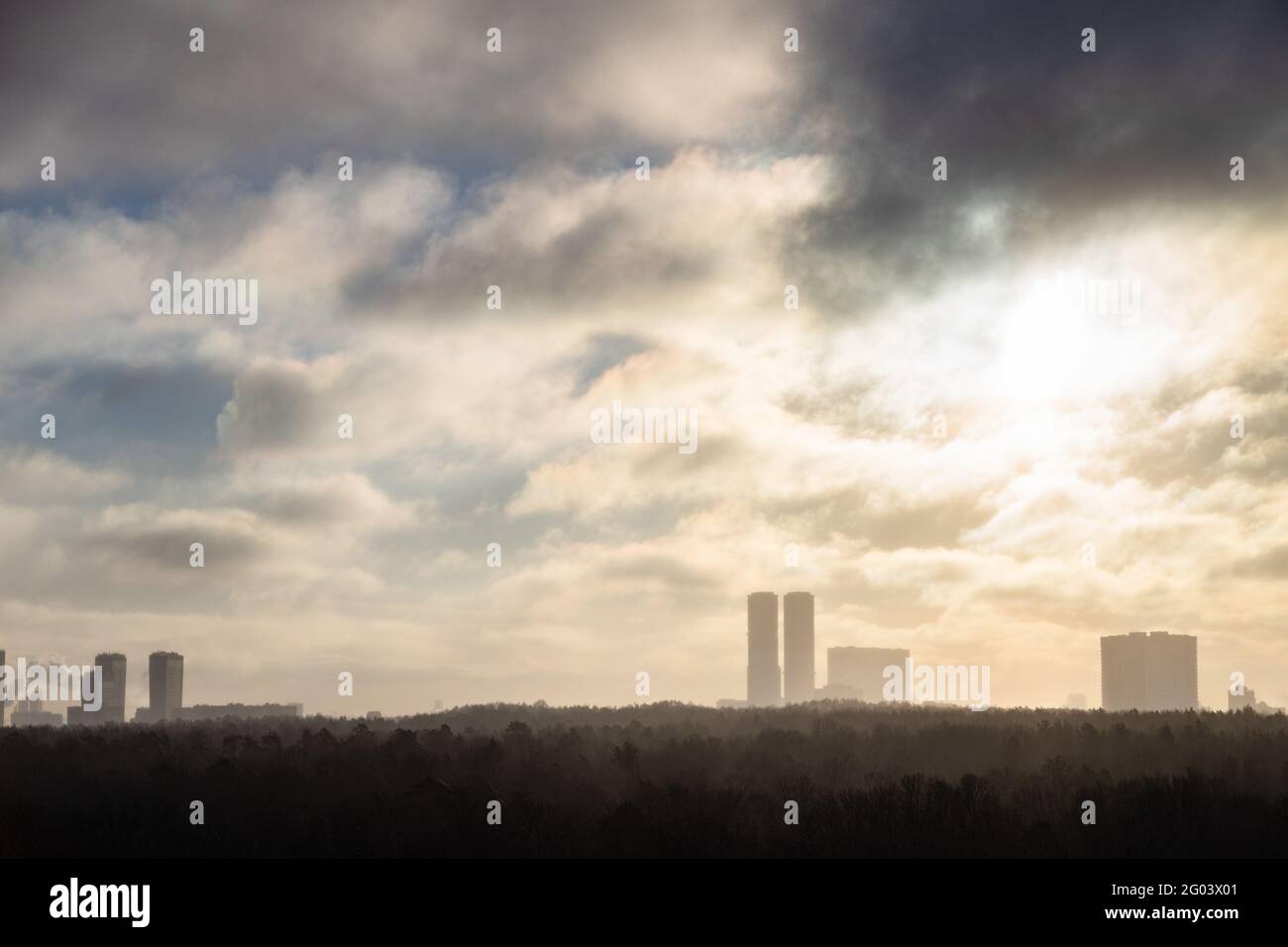 Morgennebel über dem Stadtpark und den Hochhäusern Horizont Stockfoto