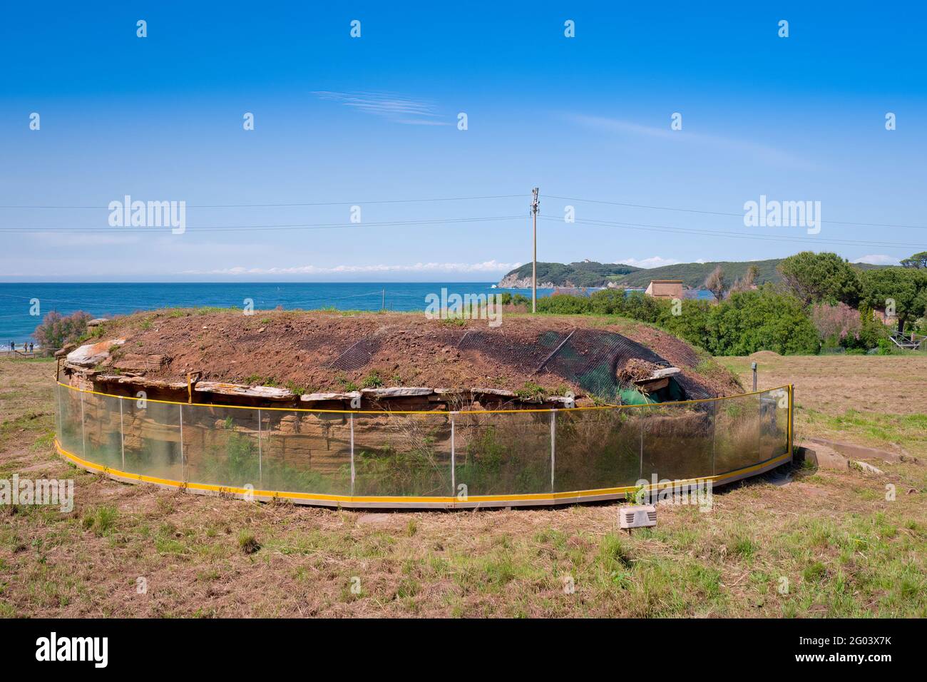 Die etruskische Stadt Populonia ist bekannt für Nekropolen, alte Ruinen, Burg und Meer Stockfoto