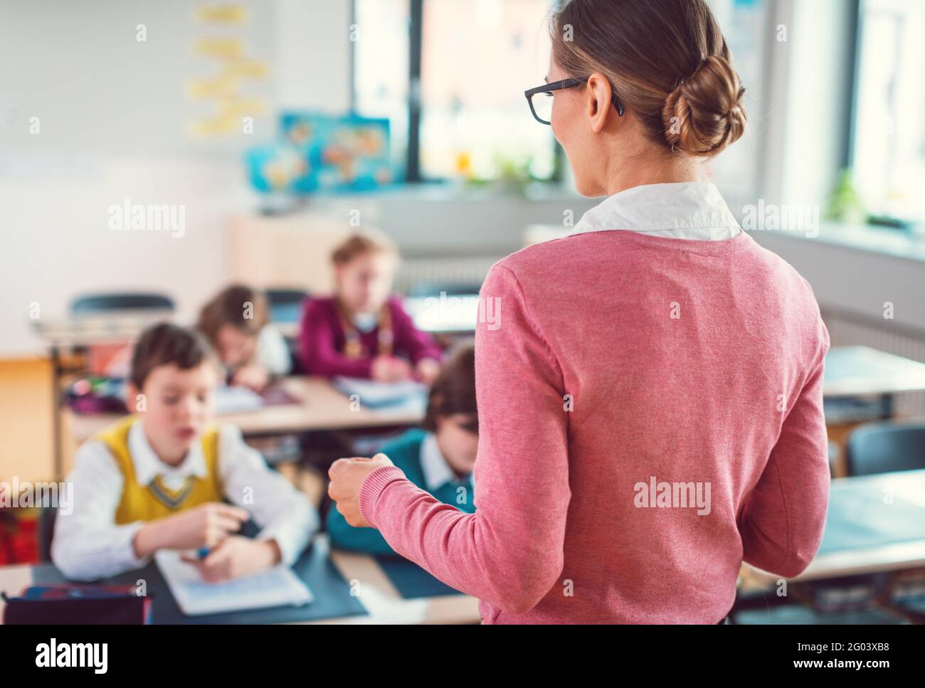 Lehrerin im unterricht grundschule Fotos und Bildmaterial in hoher Auflösung Alamy