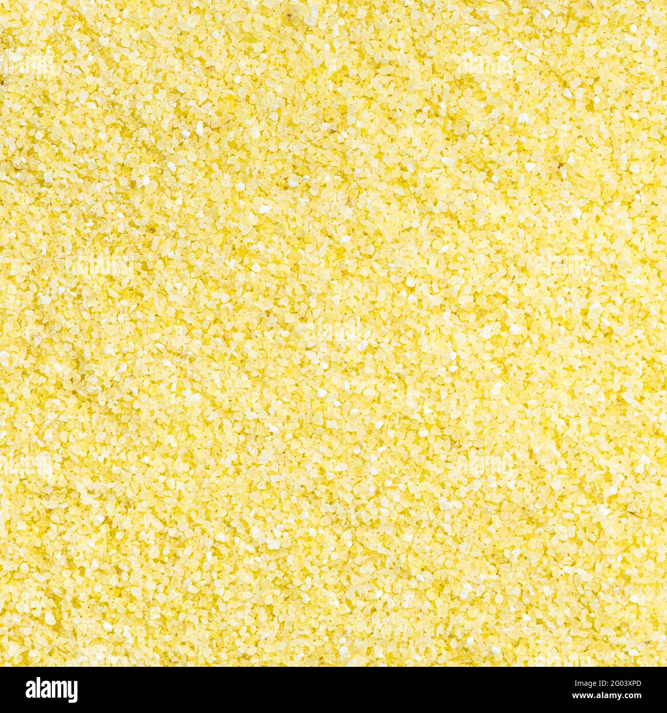 Quadratisches Futter im Hintergrund - Rohweizengrieß aus Hartweizen aus nächster Nähe Stockfoto