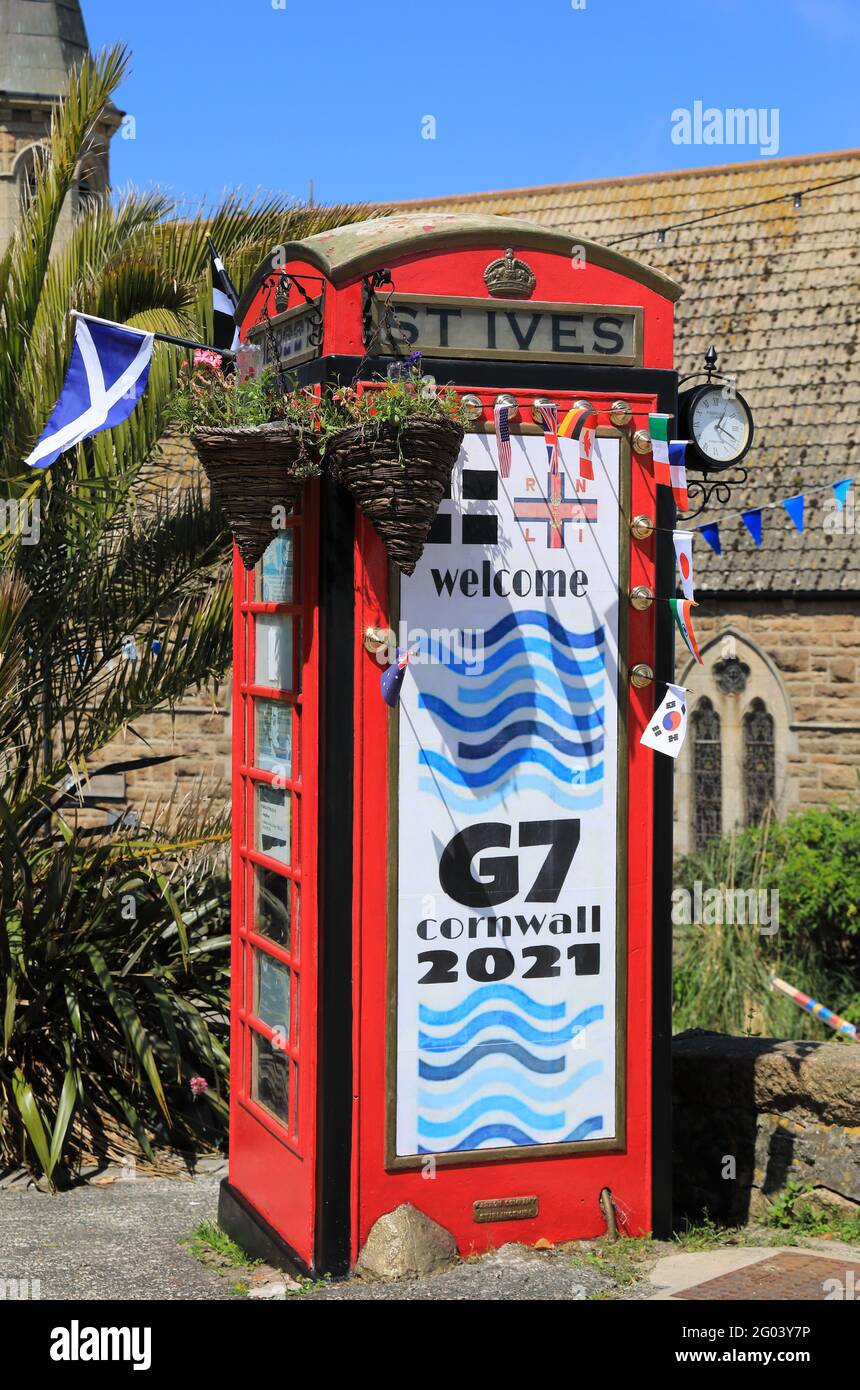 Rote Telefonbox in St. Ives, dekoriert zur Begrüßung des G7-Gipfels in Cornwall, der vom 11. Bis 13. Juni 2021 in Carbis Bay, Großbritannien, stattfindet Stockfoto