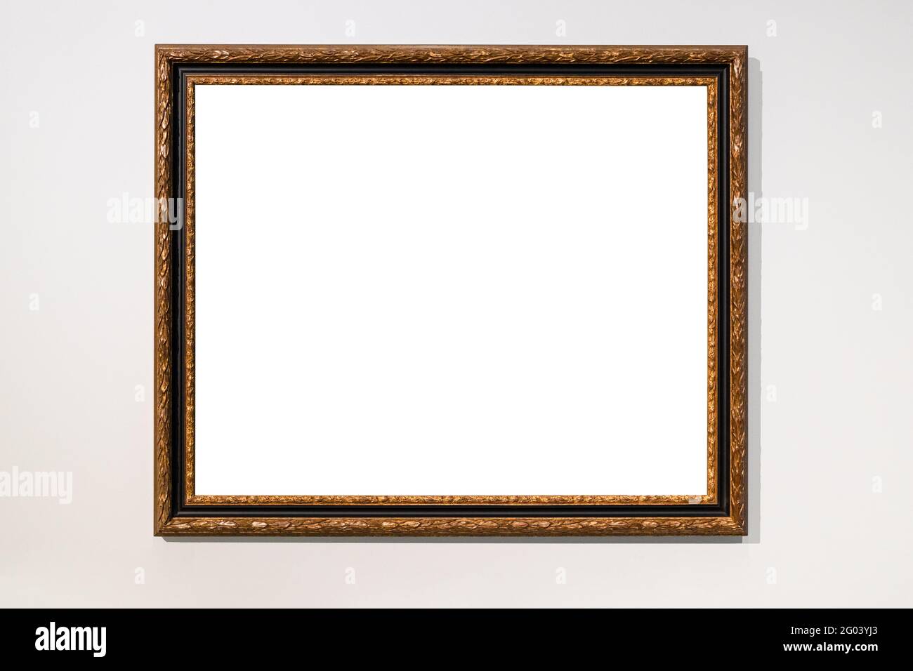Alte dunkelbraune Bilderrahmen mit Ausschnitt Leinwand auf grau Wand Stockfoto
