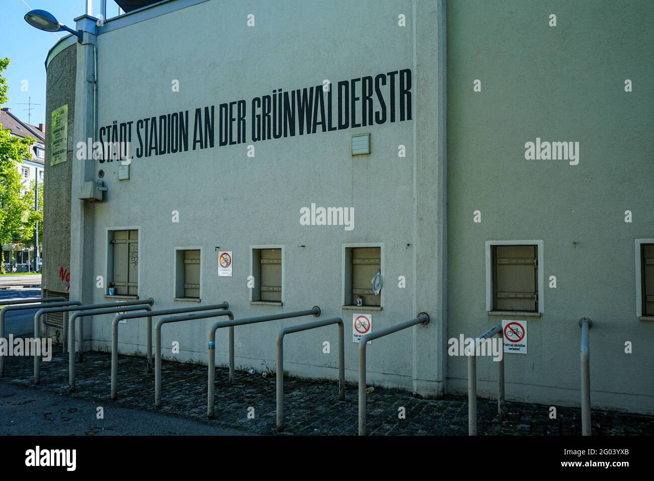 Das 1911 erbaute Stadtstadion in der Grünwalder Straße wird heute vom TSV 1860 München, dem zweiten Team des FC Bayern München, genutzt. Stockfoto