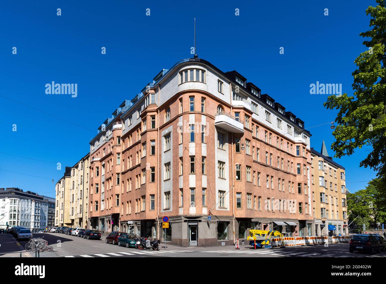 Alte Gebäude in der finnischen Hauptstadt Helsinki wurden über einen langen Zeitraum gebaut. Jedes Gebäude zeigt populäre Architektur zu seiner Ära. Stockfoto