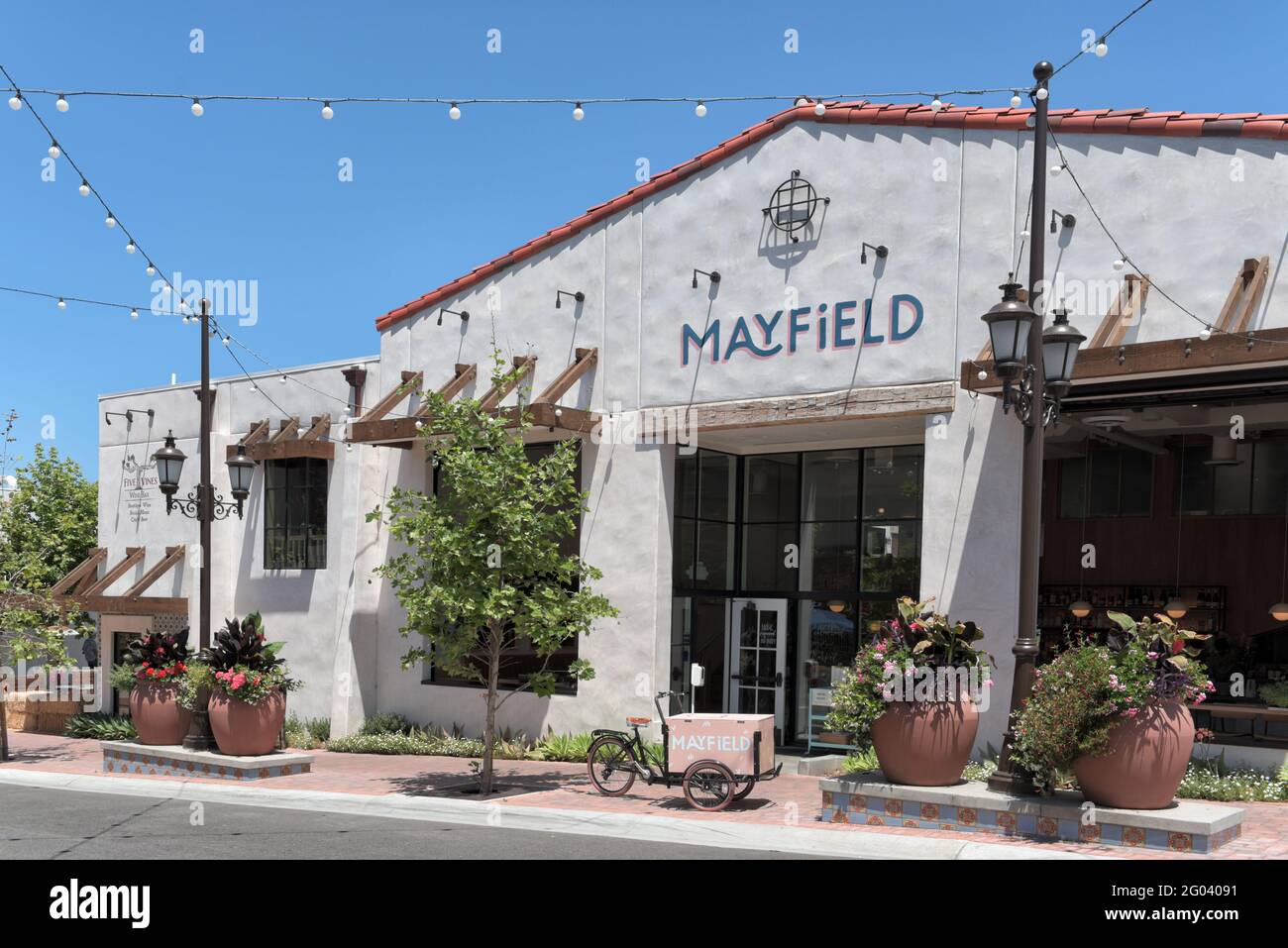 SAN JUAN CAPISTRANO, KALIFORNIEN - 27. MAI 2021: Mayfield Restaurant and Marketplace in der historischen Innenstadt. Stockfoto