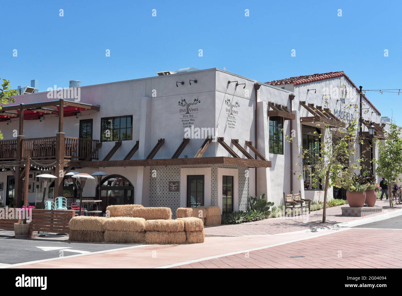 SAN JUAN CAPISTRANO, KALIFORNIEN - 27. MAI 2021: Five Vines Wine Bar und Mayfield Restaurant and Marketplace in der Verdugo Street in der historischen Innenstadt Stockfoto