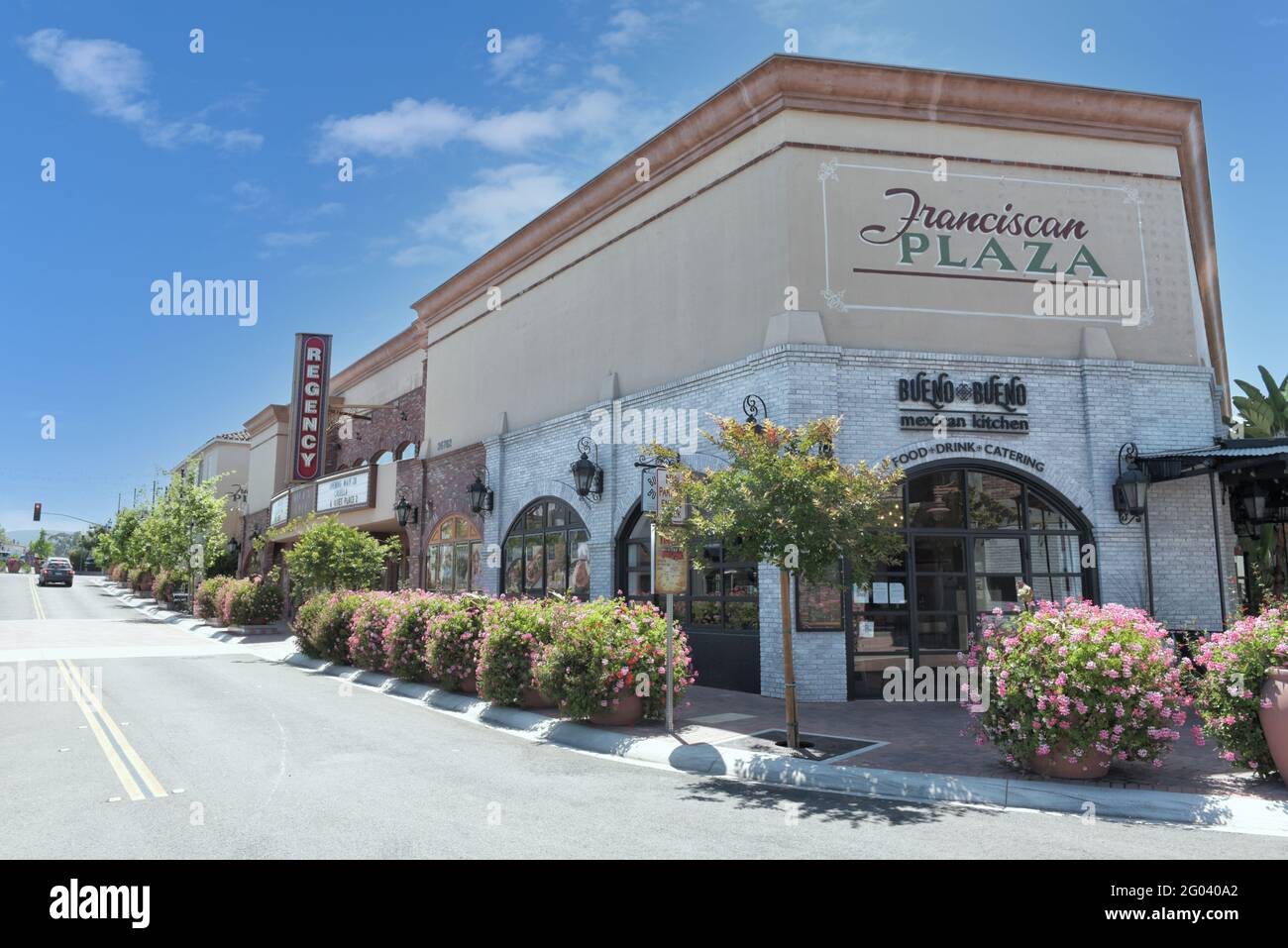 SAN JUAN CAPISTRANO, KALIFORNIEN - 27. MAI 2021: Franciscan Plaza und Regency Theatre im historischen Stadtbezirk. Stockfoto