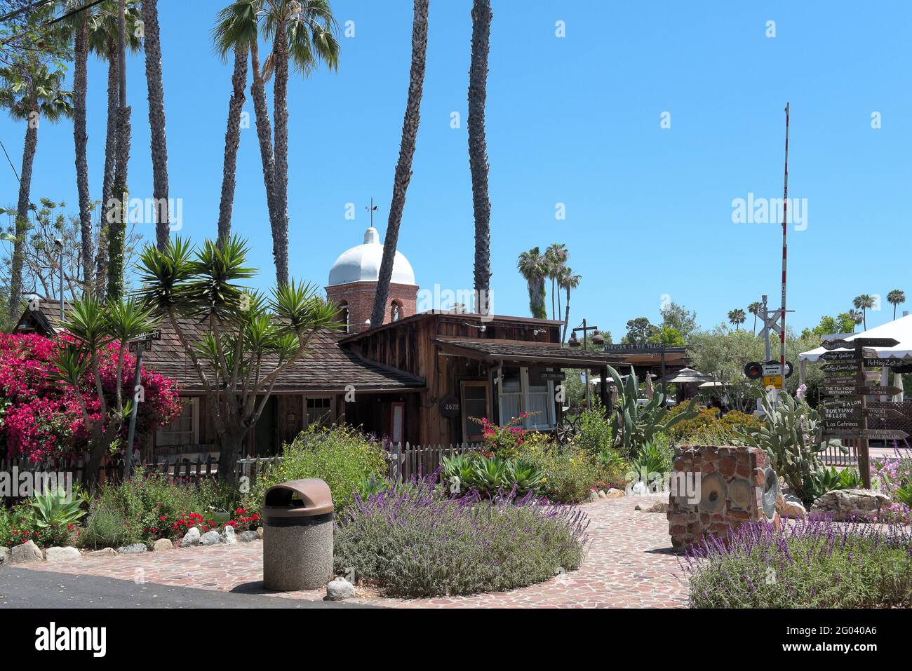 SAN JUAN CAPISTRANO, KALIFORNIEN - 27. MAI 2021: Los Rios Historic District mit Blick auf das Bahndepot und die Gleise. Stockfoto